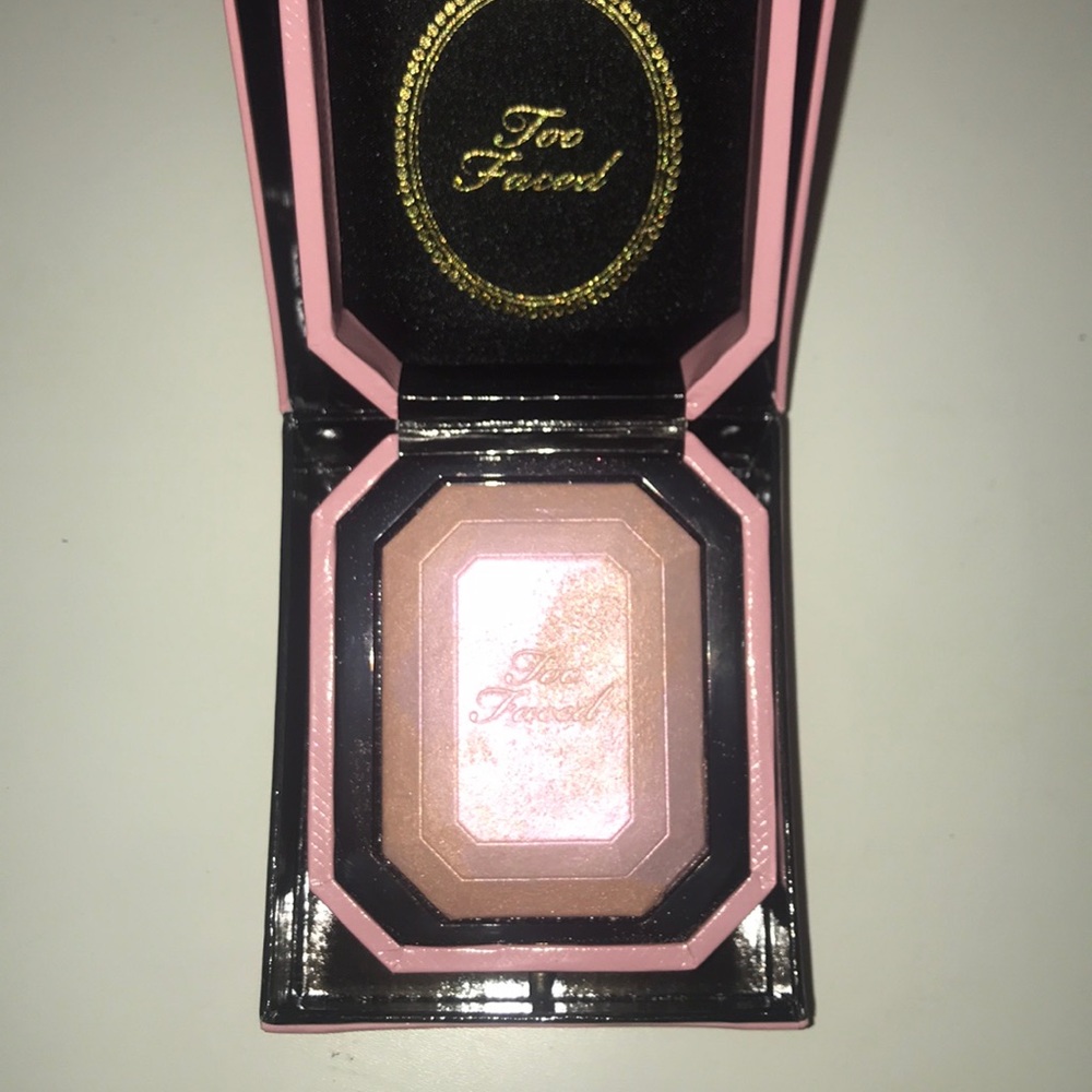 Too faced highlight - Picture 2 of 2